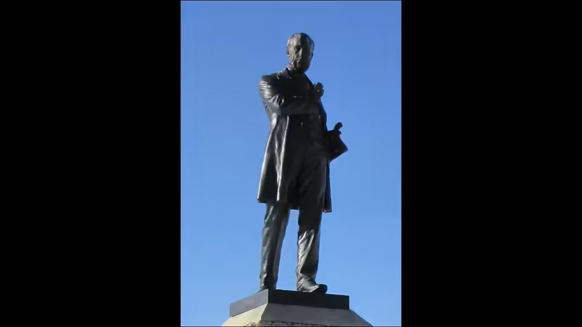 Famous Statue No. 11.jpg